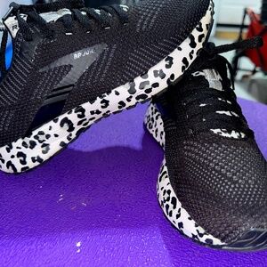 Brooks Revel 5 Energize Neutral Running Shoe Black White 1203611B095 Women’s 8